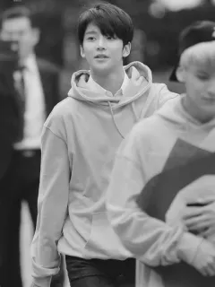 🎲 91f90007 man, hoodie, casual, portret, zwart-wit telegram sticker