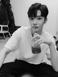 🎲 ef315c22 persoon, portret, man, drinken, zwart wit telegram sticker