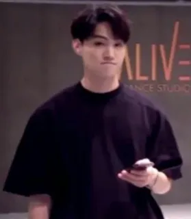 😐 6004a302 ALIVE uomo, persona, telefono, maglietta nera, kpop telegram sticker