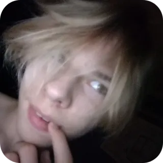 🤲 b30e8b93 người, chân dung, cận cảnh, thanh niên, biểu cảm khuôn mặt, tóc vàng telegram sticker