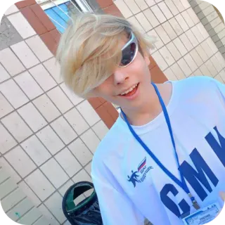 😎 f61aaaee CUM K thiếu niên, chân dung, tóc anime, kính râm, tóc vàng telegram sticker