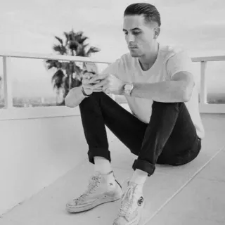 〰 25aee0cf homem, sentado, tênis, telefone, retrato, casual, preto e branco whatsapp sticker