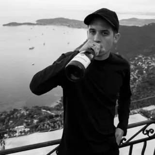 〰 7b2e9b73 homem, bebendo, garrafa, mar, preto e branco, chapéu whatsapp sticker