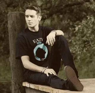 〰 87f71131 EAZY homem, sentado, camiseta, casual, retrato whatsapp sticker