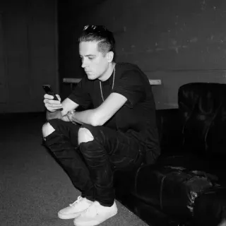 〰 9f2d4e69 homem, sentado, preto e branco, telefone, casual, retrato whatsapp sticker