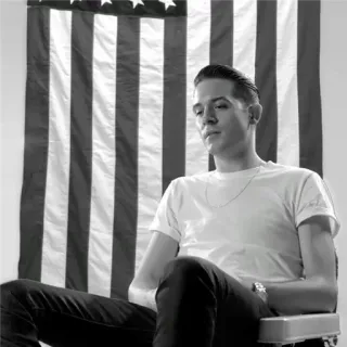 〰 f3a57b60 homem, bandeira americana, camiseta, sentado, retrato, preto e branco whatsapp sticker