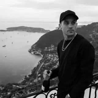 〰 fa282dcf homem, mar, chapéu, garrafa, colar, oceano whatsapp sticker