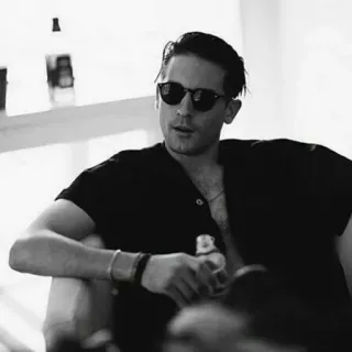 ♨️ d2744b9f 男人, 太阳镜, 黑白, 名人, 肖像, 人物, 瓶子, 休闲 whatsapp sticker