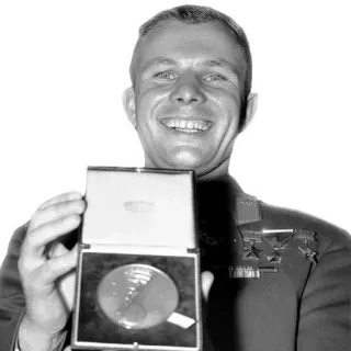 🏋️‍♂️ 3084baef Yuri Gagarin Jurij Gagarin, cosmonauta, spazio, Unione Sovietica, primo uomo nello spazio, Eroe dell'Unione Sovietica telegram sticker