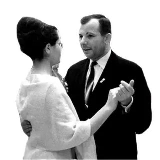 🕺 4270cfc6 Yuri Gagarin spazio, cosmonauta, danza, personaggio storico, sovietico, bianco e nero, uomo, donna telegram sticker