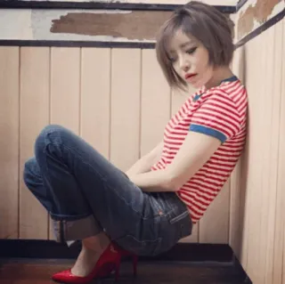 🍎 381788f5 femme, assise, t-shirt rayé, jean, talons rouges, mode, style telegram sticker