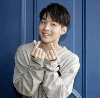 🐹 5b7657d4 Homme asiatique, Coeur avec les doigts, Coeur coréen, Sourire, Chemise grise, Homme, Positif telegram sticker