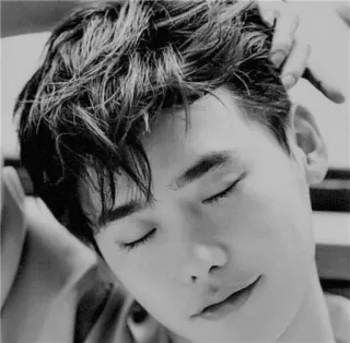 📰 b8b5fcf5 uomo, bianco e nero, occhi chiusi, capelli telegram sticker