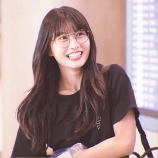 🩰 2c2496a5 ผู้หญิง, ยิ้ม, ภาพเหมือน, บุคคล, เด็กผู้หญิง, แว่นตา, ผมยาว telegram sticker