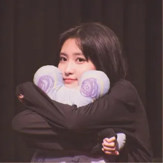 🩰 7505a9b1 ผู้หญิง, คน, ยิ้ม, หมอน, กอด telegram sticker