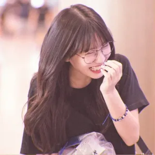 🥨 8210f3bf ผู้หญิง, แว่นตา, ยิ้ม, ภาพเหมือน, คน, หัวเราะ telegram sticker