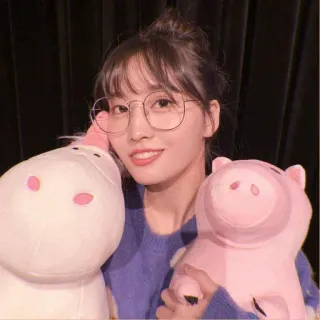 🩰 ddeaa46a ผู้หญิง, ภาพเหมือน, ยิ้ม, แว่นตา, ตุ๊กตา, น่ารัก telegram sticker