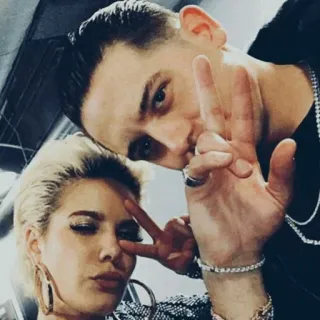 🌹 36394d53 orang, selfie, selebriti, potret, dalam ruangan telegram sticker