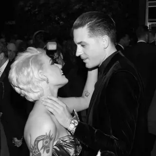 🕊 3cc6de99 pasangan, hitam putih, selebriti, mode, acara, potret telegram sticker