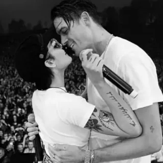 🕊 6bc63c47 pasangan, cinta, musisi, konser, hitam putih telegram sticker