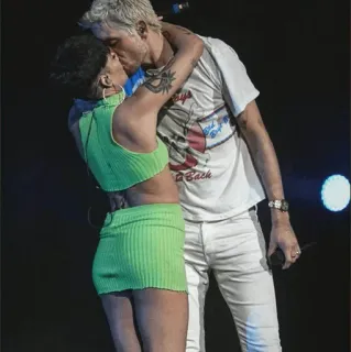 🌹 6d63fff1 ciuman, cinta, selebriti, kasih sayang, pasangan, romansa telegram sticker