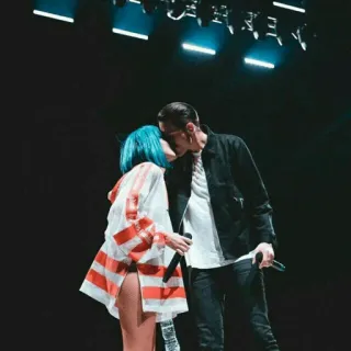 🌹 a9f3d5f6 pasangan, berciuman, panggung, pertunjukan, pria, wanita, rambut biru telegram sticker