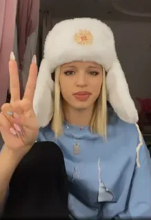 ✌ 4dc00976 女性, 女の子, ロシア帽, ウシャンカ, ブロンド, ピースサイン telegram sticker