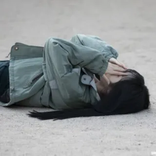 🙈 7fbc5d82 persona, sdraiato, angoscia, tristezza, dolore, emozione, terra telegram sticker