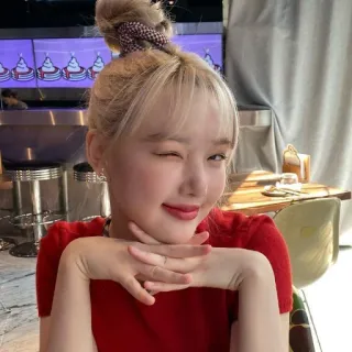 😉 9c1f8c70 ritratto, donna, capelli biondi, occhiolino, top rosso, persona telegram sticker