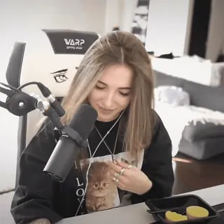 😈 34438082 LOVE Frau, Katze, Pullover, Liebe, Streaming, Stuhl, Mikrofon whatsapp sticker