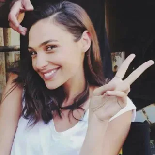 ✌ 7f93620f Gal Gadot aktris, wanita, selebriti, senyum, simbol perdamaian telegram sticker