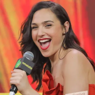 😄 9a51d3e2 omelete aktris, wanita, senyum, merah, mikrofon, omelet telegram sticker