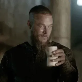 ⚔ 24780ae2 Ragnar Lothbrok Vikings Ragnar, wikingowie, brodaty mężczyzna, picie, postać historyczna, wojownik, nordycki telegram sticker
