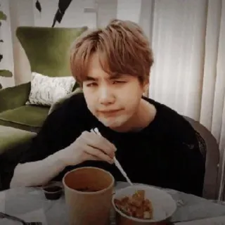 😠 2e479c0b osoba, jedzenie, jedzenie, stół, wewnątrz telegram sticker