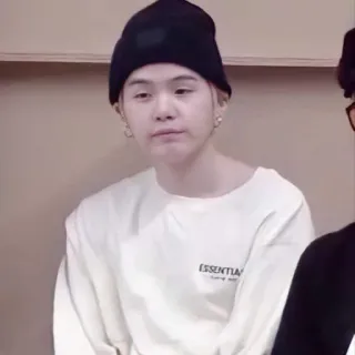 😐 76652cf3 ESSENTIAL kpop, osoba, czapka zimowa, koszulka, kolczyki telegram sticker