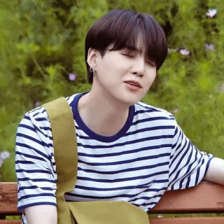 😖 b8582cf6 osoba, mężczyzna, siedzący, ławka, koszulka w paski telegram sticker