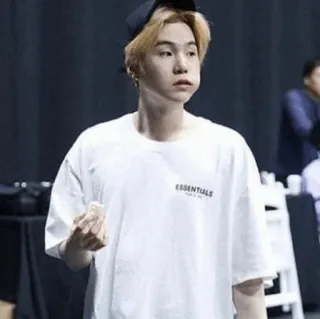 🙁 de732c36 ESSENTIALS kpop, osoba, mężczyzna, casual, t-shirt telegram sticker