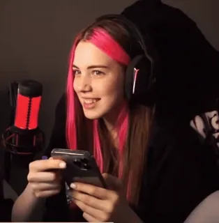 🤍 587218cf wanita, rambut merah muda, gamer, potret, headset, gadis, orang telegram sticker