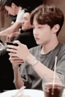 😀 0421b192 人, 手机, 玩, 吃, 青年, 室内 telegram sticker