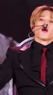 🥵 7cc4aee8 Mann, Auftritt, Anzug, Krawatte, Sänger, Unterhaltung, männlich telegram sticker