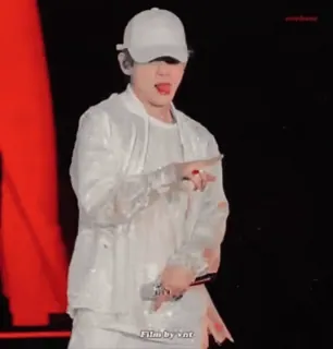 😍 92e2d794 film by cat person, weißes Outfit, weiße Kappe, Musik, Konzert, Sänger telegram sticker