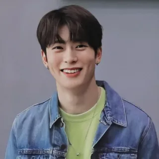 📸 56aca51a ภาพเหมือน, ผู้ชาย, ยิ้ม, เสื้อแจ็กเก็ตยีนส์, เคป็อป, ลำลอง, เอเชีย telegram sticker