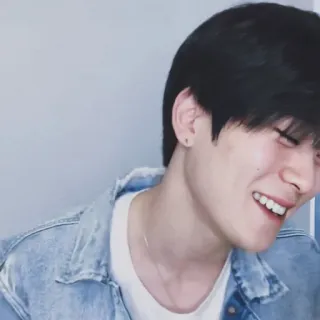 📸 ab7d8df1 ผู้ชาย, ยิ้ม, เสื้อแจ็คเก็ตยีนส์, ลำลอง, ภาพบุคคล, วัยหนุ่มสาว telegram sticker