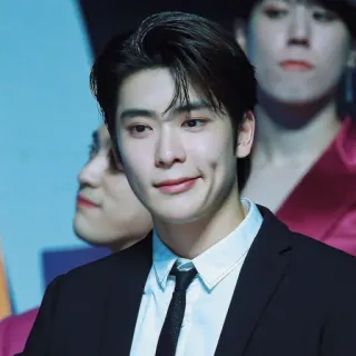 📸 c9407c99 kpop, นักร้อง, ภาพเหมือน, ผู้ชาย, คนดัง, ผู้ชาย, สูท telegram sticker