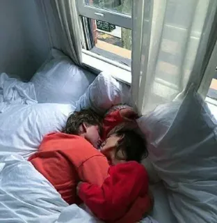 😴 b2c9f8e3 Paar, küssen, Bett, Liebe, Zuneigung whatsapp sticker