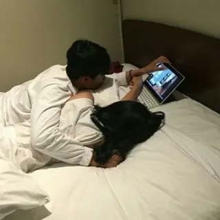 ❤️ f3901480 Schlafzimmer, Laptop, Bett, Paar, Entspannung whatsapp sticker