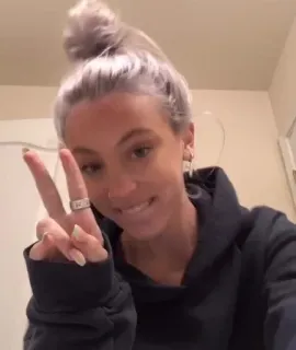 ❤ 2bb6e026 ผู้หญิง, สัญลักษณ์สันติภาพ, เซลฟี่, คน, ในร่ม telegram sticker