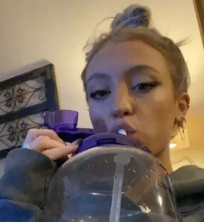 🥀 4f95fc84 ผู้หญิง, ดื่ม, ขวดน้ำ, ให้ความชุ่มชื้น, คน, ในร่ม, ไลฟ์สไตล์ telegram sticker