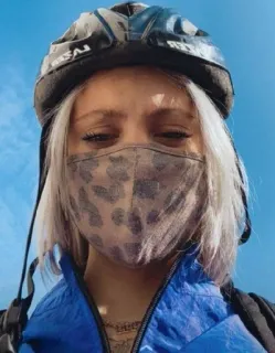 🥀 67bbe6b1 ผู้หญิง, ปั่นจักรยาน, หมวกกันน็อค, หน้ากาก, ลายเสือ, ผมบลอนด์ telegram sticker