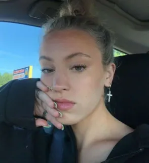 ♥ 68018df4 เซลฟี่, ผู้หญิง, ผู้หญิง, วัยรุ่น, ต่างหูรูปไม้กางเขน, ภาพเหมือน telegram sticker